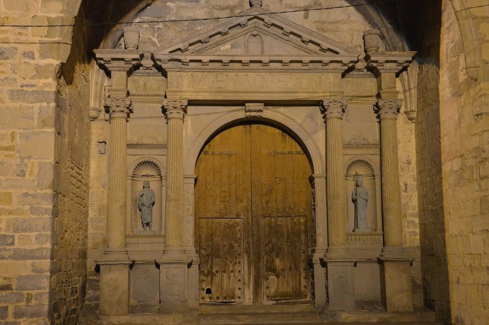 Imagen: iglesia noche portico
